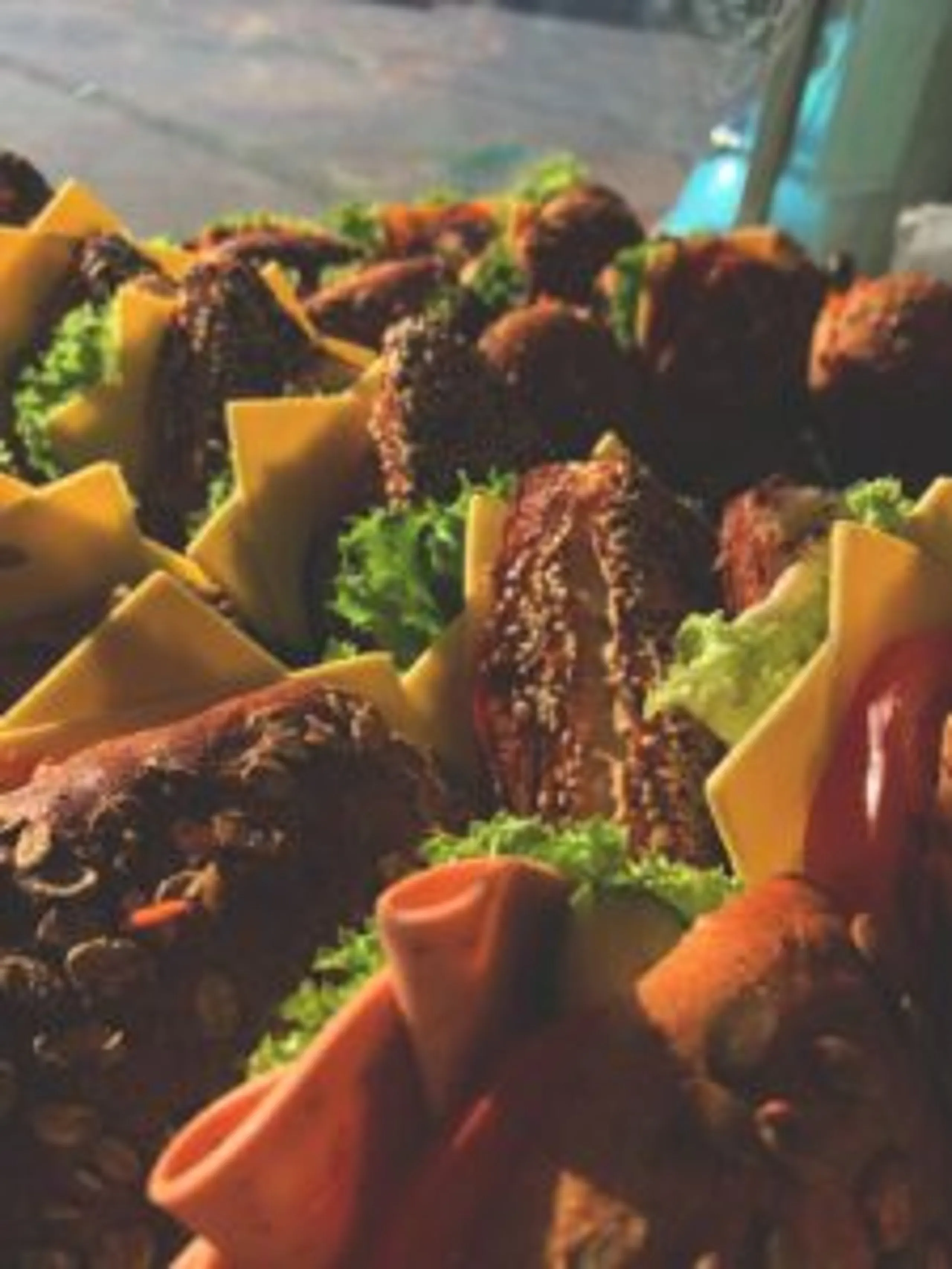Gedeckter Tisch mit veganen Hempies Spezialitäten