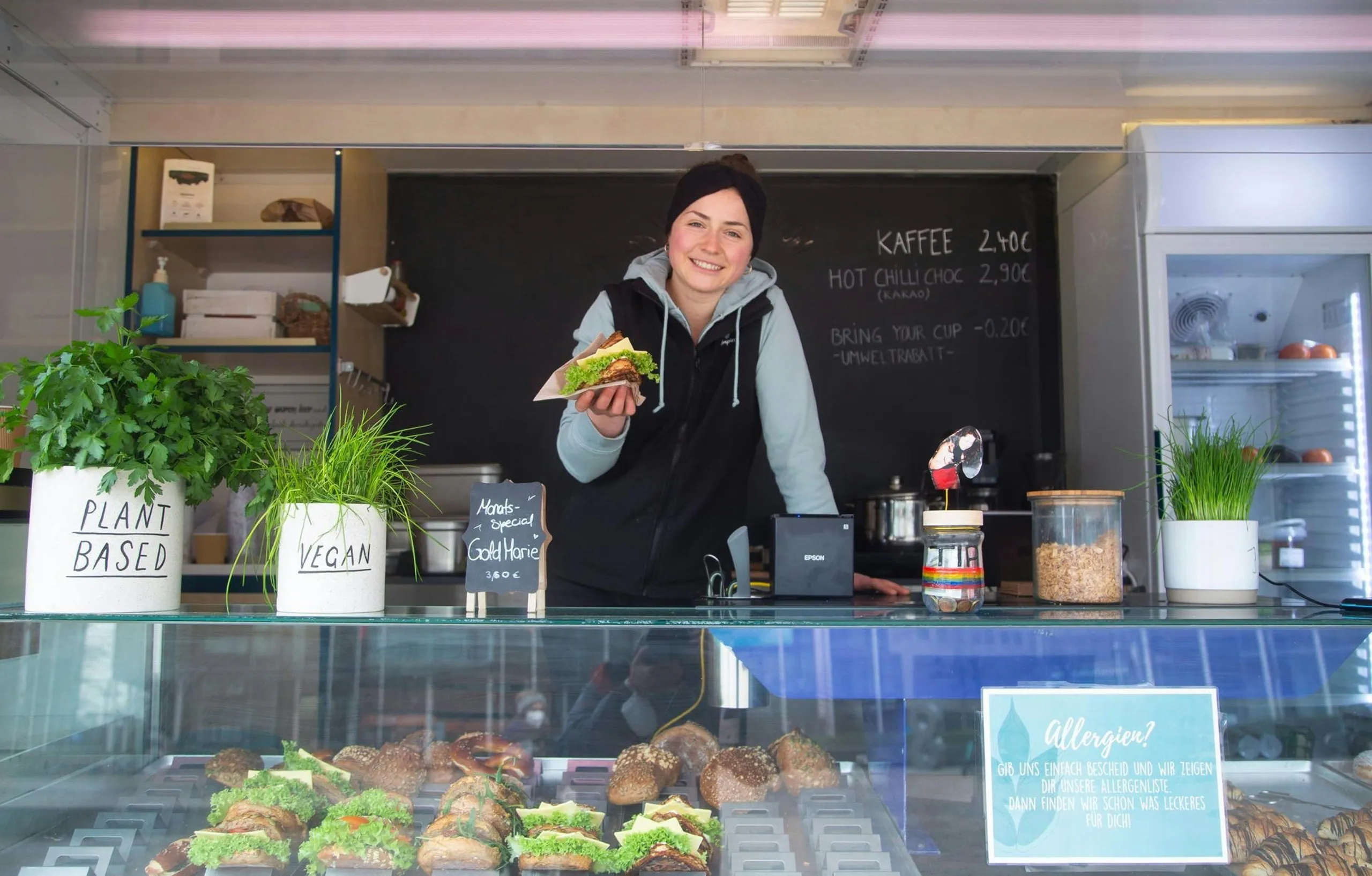 Ronja im veganen Backmobil von Hempies