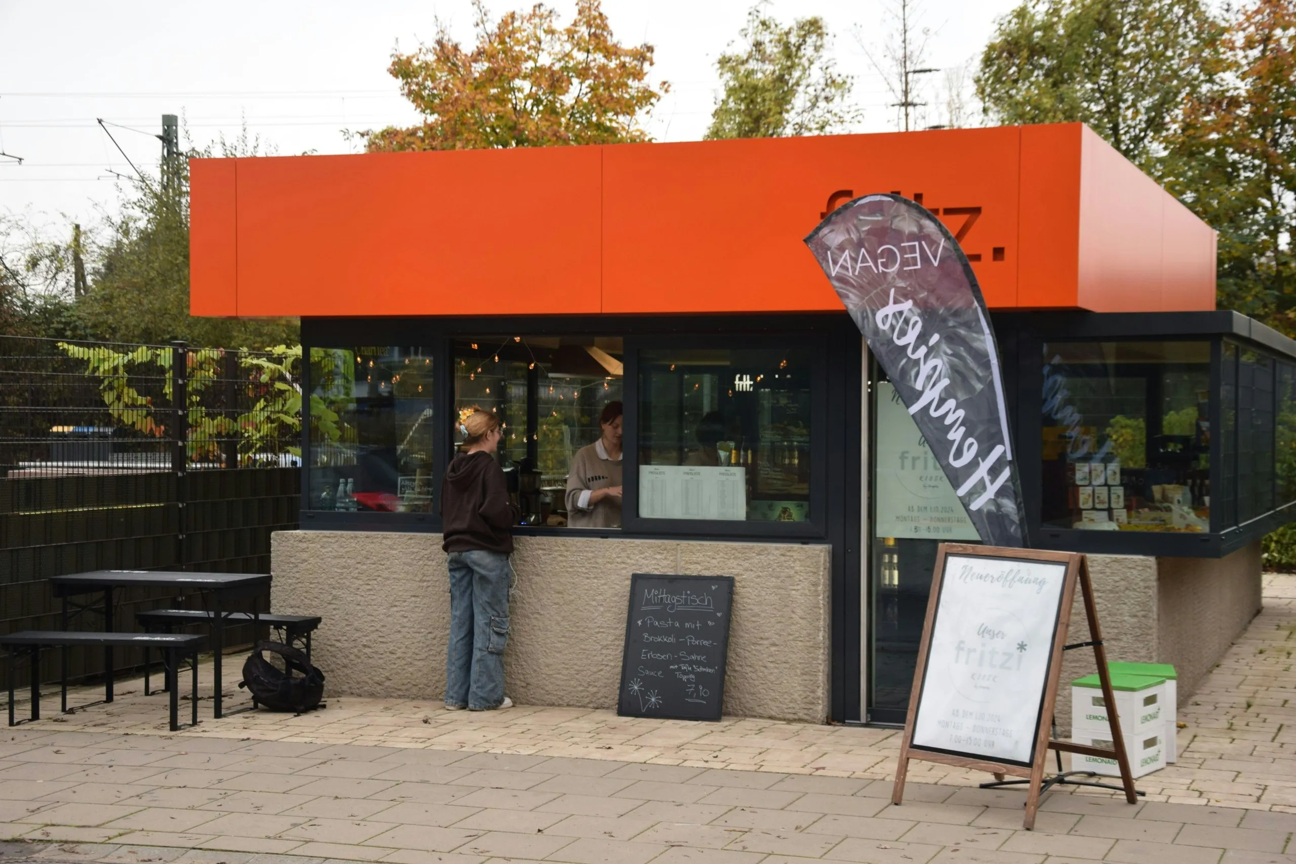 Der Fritzi* Kiosk von Hempies mit oranger Fassade und Hempies-Fahne